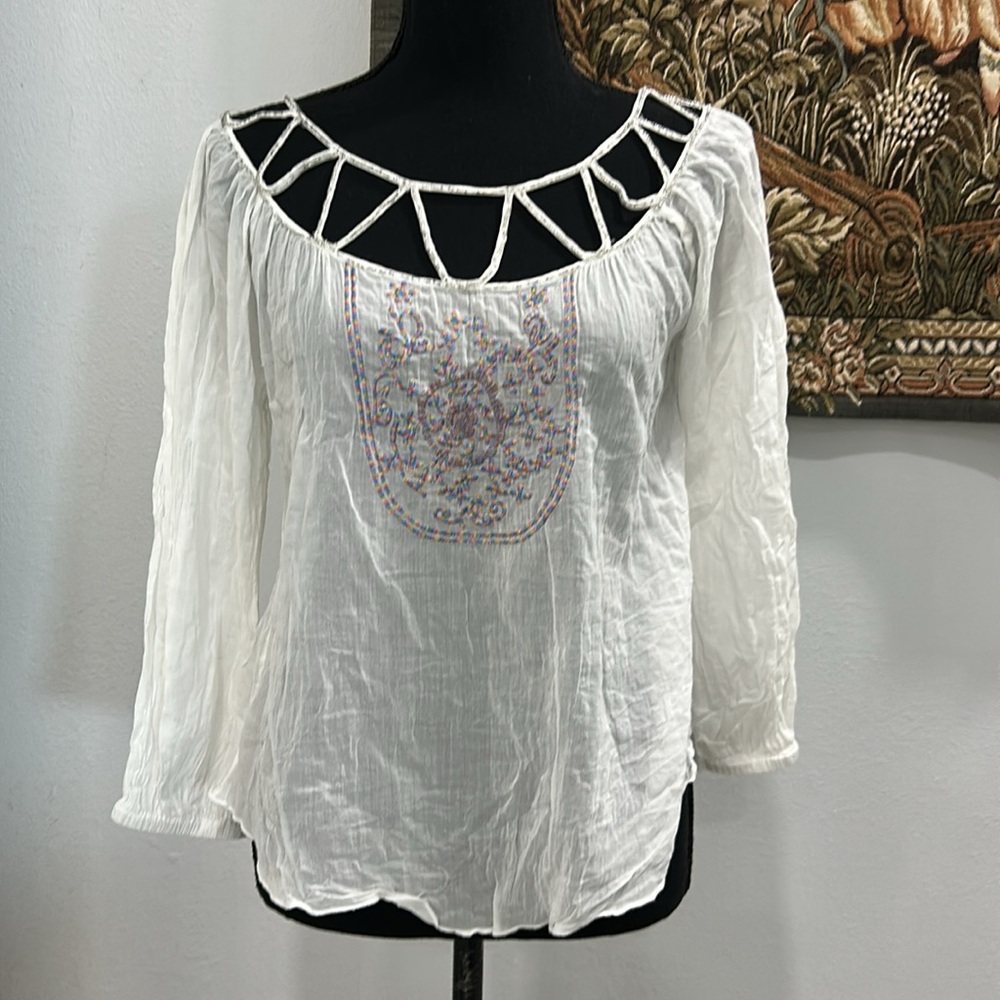 ju’s White Sheer Embroidered Detail Top. Size S